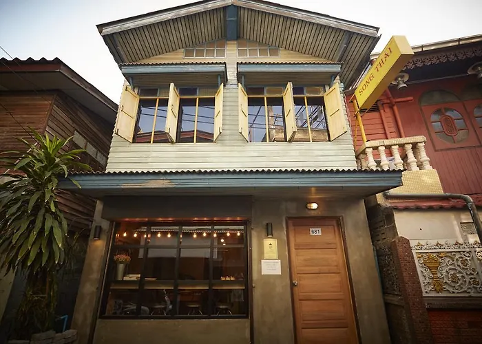 Хостел The Local Surasak