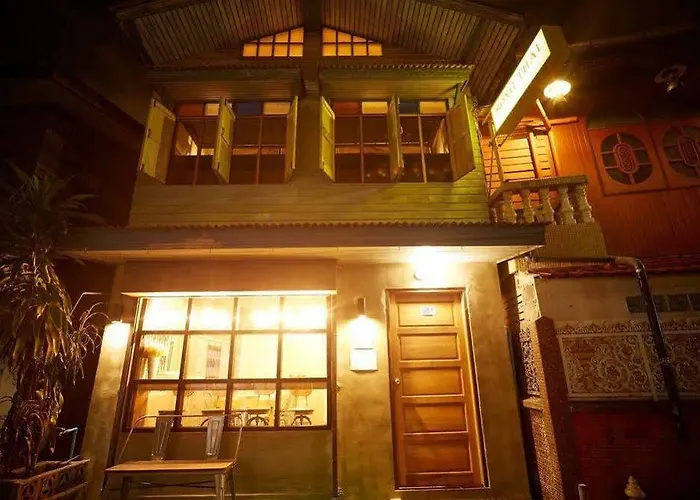 Хостел The Local Surasak