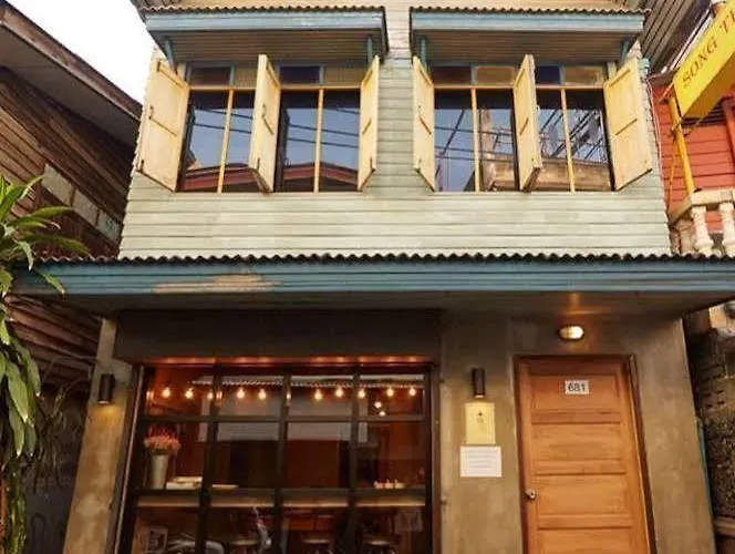 Хостел The Local Surasak Бангкок