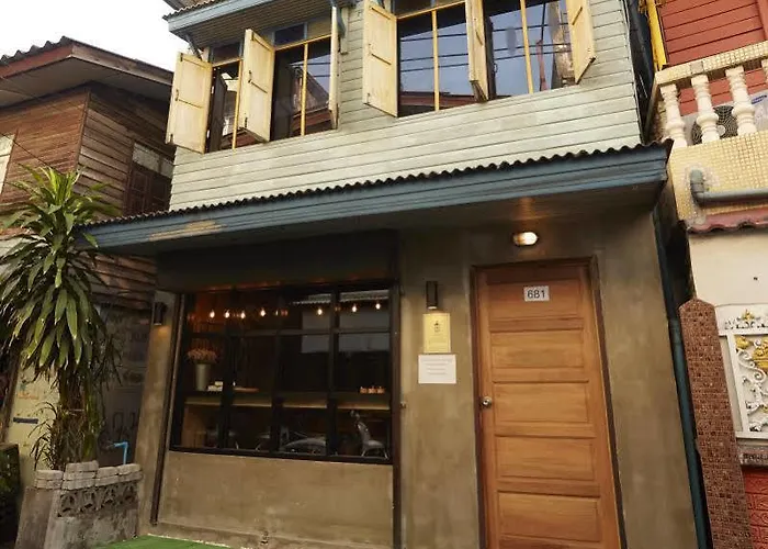 The Local Surasak Хостел Бангкок